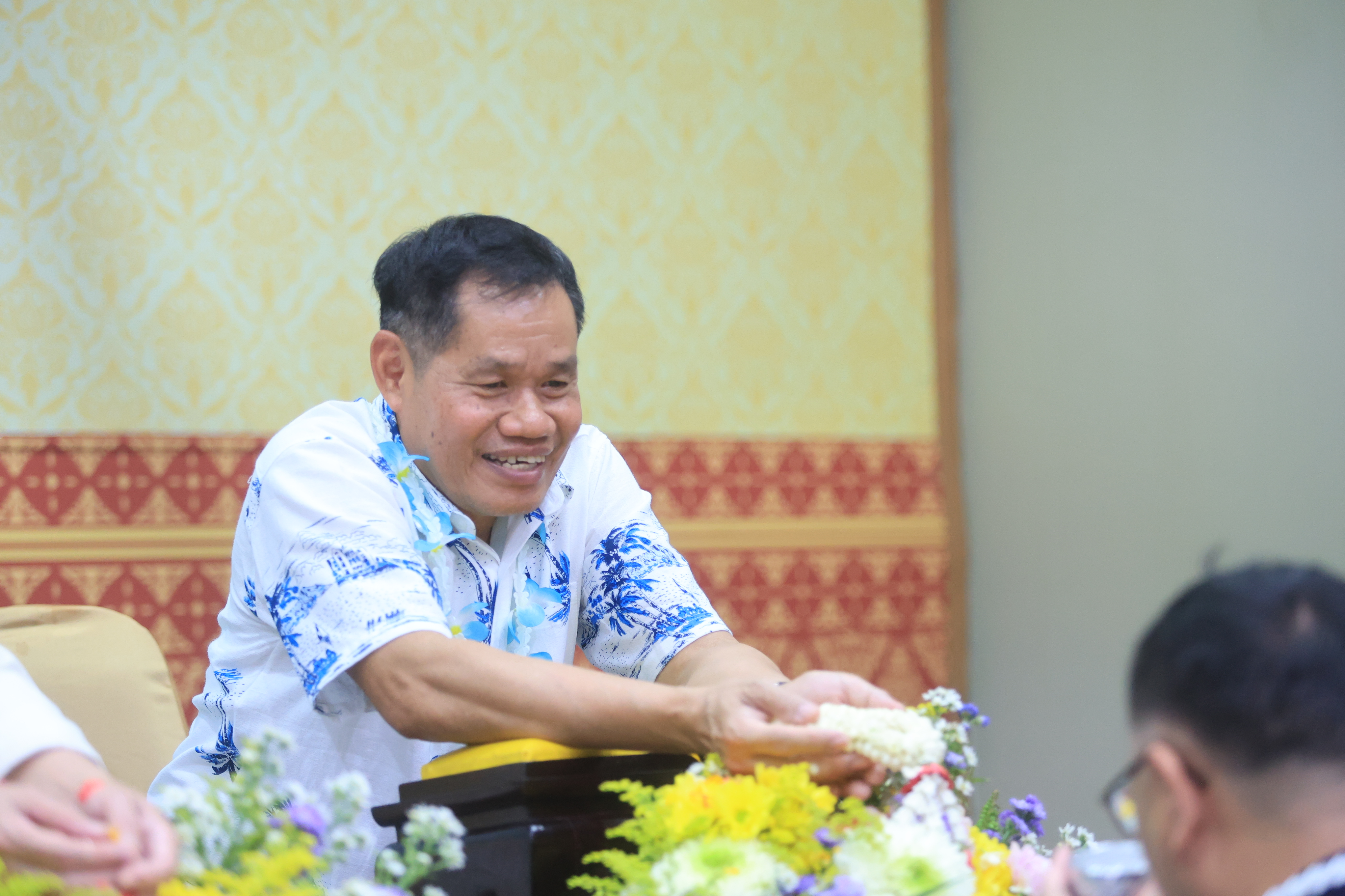 title - ชุ่มฉ่ำ! ชาว ส.ป.ก. ร่วมสรงน้ำพระพุทธรูป และรดน้ำขอพรผู้บริหาร เนื่องในประเพณีวันสงกรานต์ ประจำปี 2569 บรรยากาศเต็มไปด้วยความชื่นมื่นชุ่มฉ่ำ